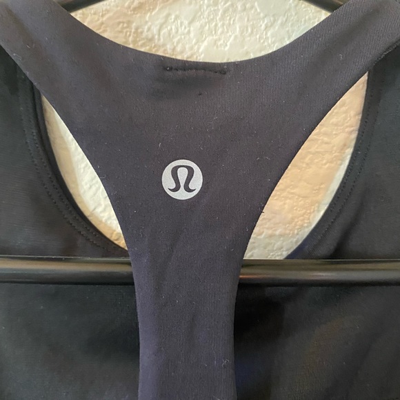 Lululemon Tank Top with Built in Bra. Size: 4 - Picture 3 of 4